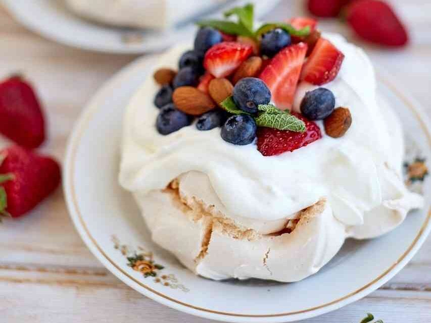 PAVLOVA WITH BERRIES