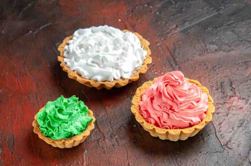 Pastry cream changes color with dye