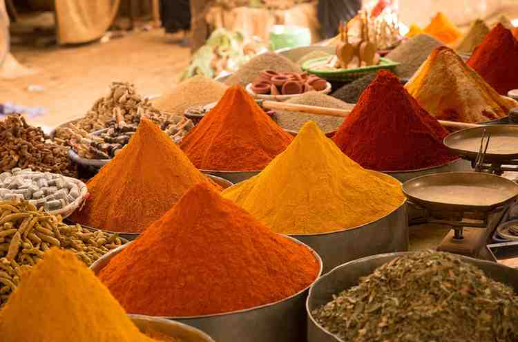 RAS EL HANOUT : MOROCCAN MARKET SELLING SPICES